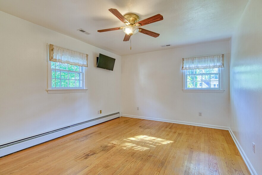 Building Photo - 21 Bayview Dr