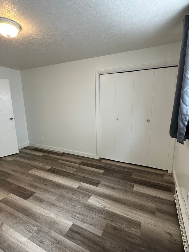 Building Photo - Recently remodeled 3 bed, 1 bath Duplex in...