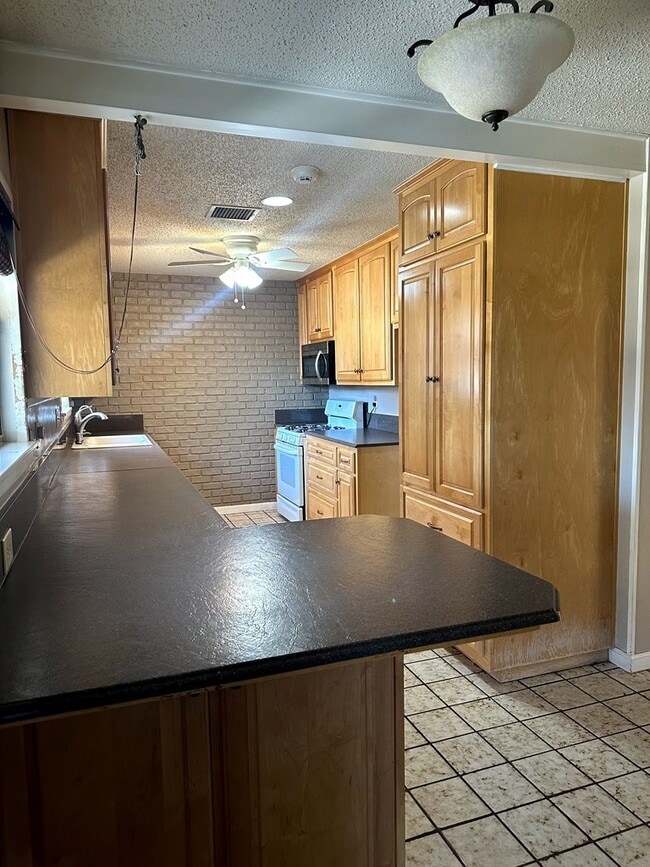 Building Photo - 3009 Bonham Ave