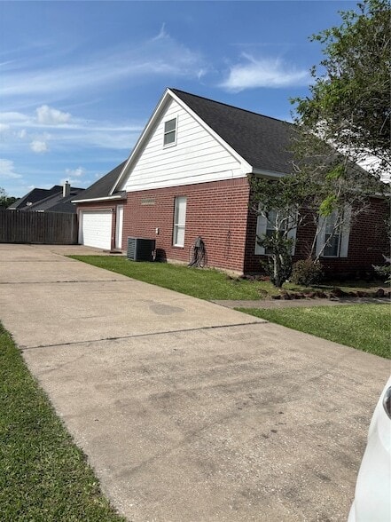 Building Photo - 211 Oaks Grande Dr