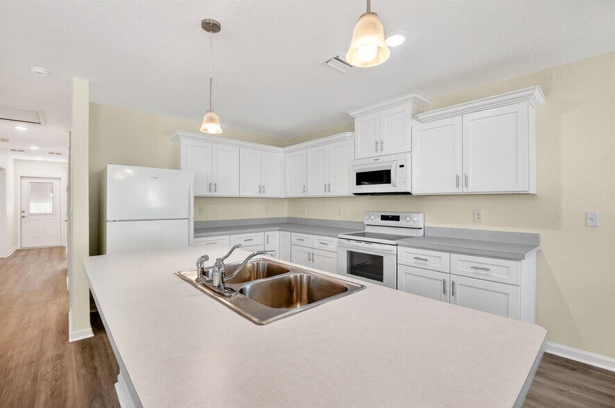 Building Photo - 857 W 3rd St