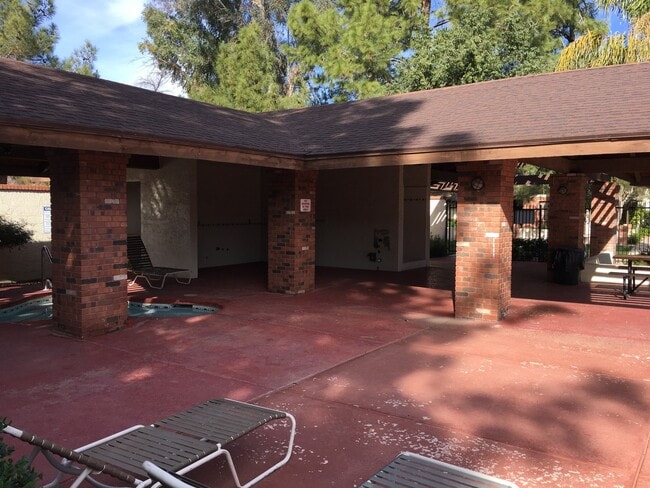 Building Photo - **EXCELLENT 3br/2.5ba/2carport TOWNHOUSE (GUADALUPE & GILBERT)**