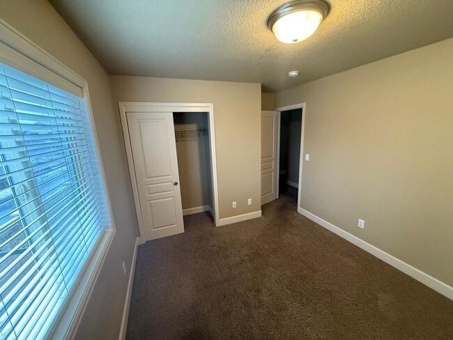 Building Photo - Spacious Northwest Townhome, 3 Bdrms, 2.5 ...