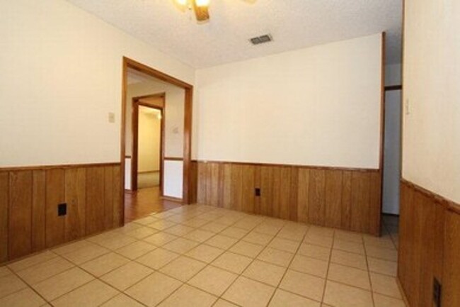 Building Photo - West Lubbock / Convenient to shopping / En...