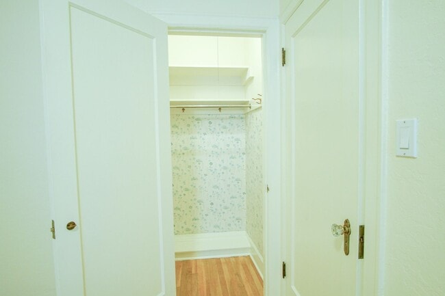 Building Photo - 1931 West Hills Two Bedroom Townhouse Available Now!