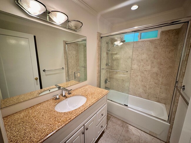 Building Photo - Charming 2 Bed 1.5 Bath in Redwood City!