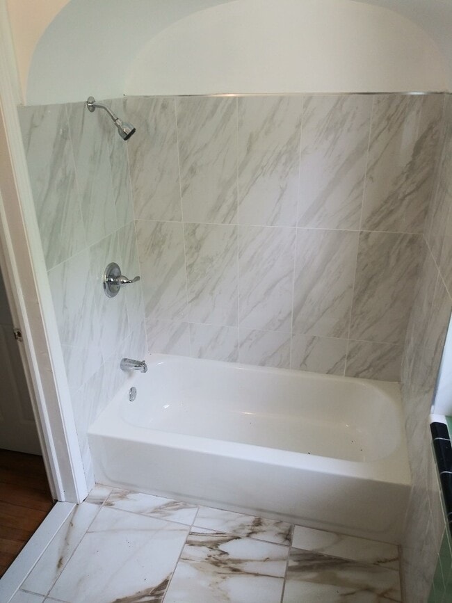 Building Photo - 3 Bed/1 Bath - Single Family Brick Home - Available now!