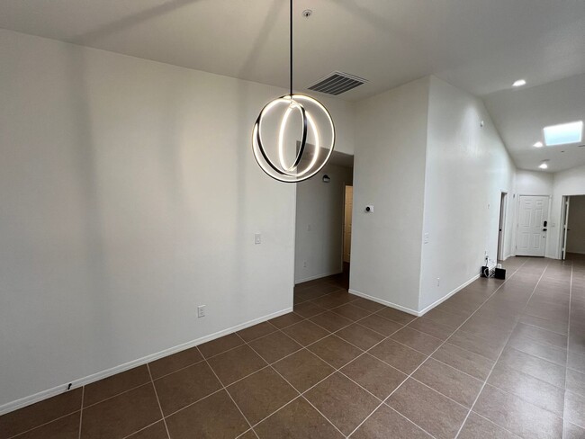 Building Photo - VERY NICE 3 BEDROOM IN DESERT SKY!