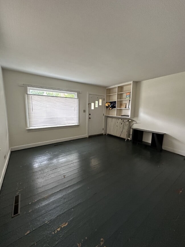 Building Photo - Exciting 4 Bed 1 Bath close to UWEC!