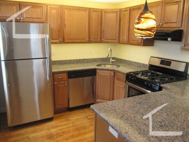 Building Photo - Nicely renovated 3 bed in Brookline Village!