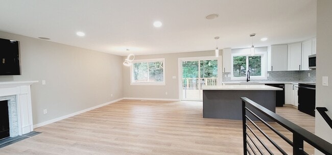 Building Photo - Stunning 4 bedroom House in an amazing location of Puyallup!