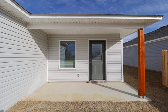 Building Photo - 3 Bed | 2 Bath in Coweta!