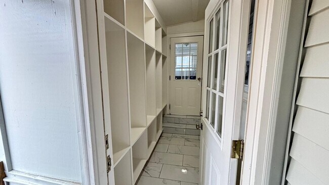 Building Photo - 10 Eames St