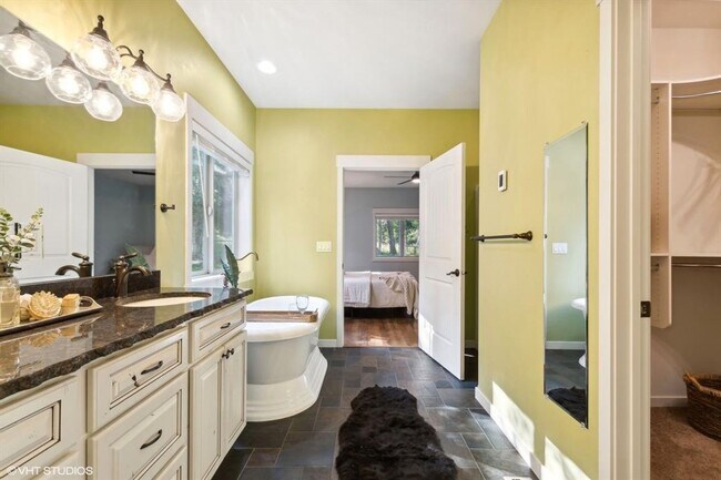 Building Photo - Stunning Columbia Falls Home w/horse pasture