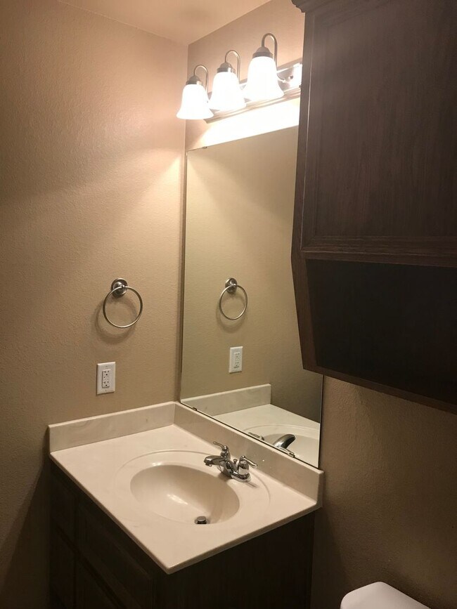Building Photo - Beautiful 3bed/2bath Duplex near Clear Cre...
