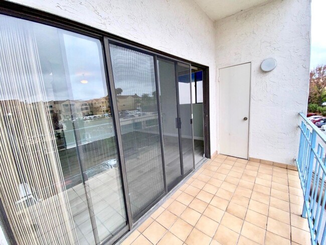 Building Photo - FOR RENT 2BR/2BA 900 SF Charming Renovated Condo In UTC