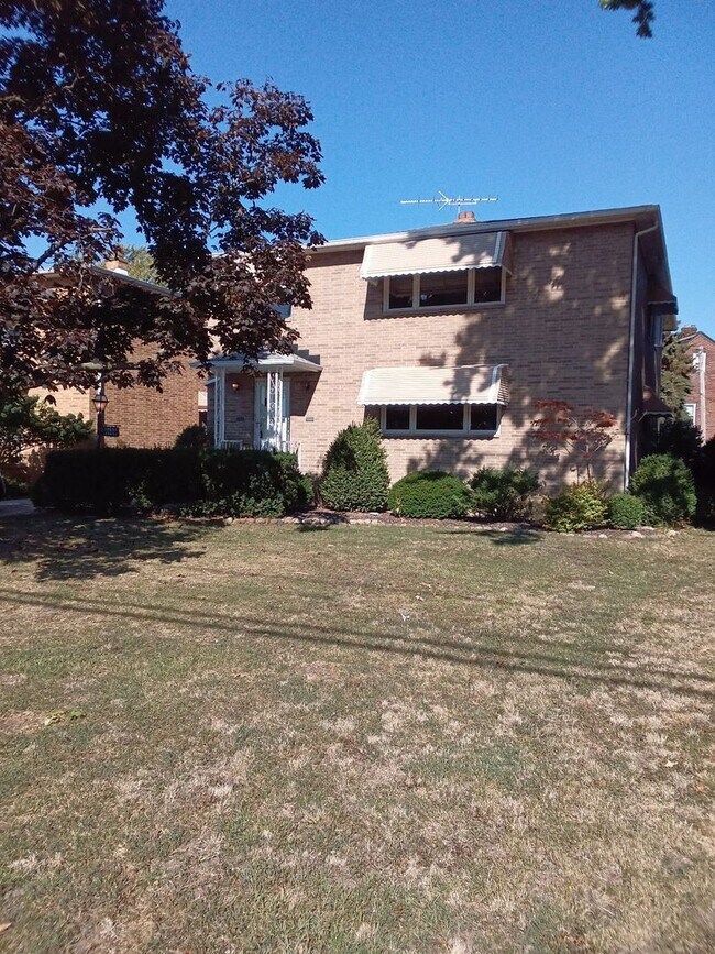 Building Photo - Spacious Lakeshore Living – 3-Bedroom Duplex with Charm & Convenience