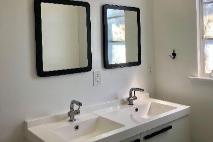 Building Photo - 11672 Oxnard St