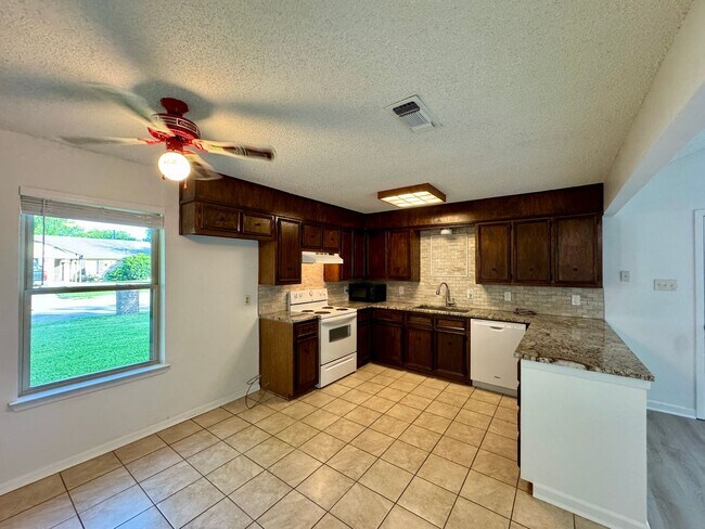 Building Photo - Updated Single Family Home | Midway ISD *L...