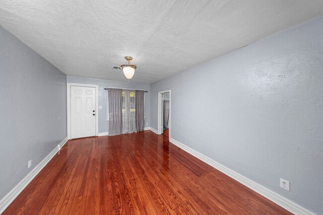 Building Photo - 1709 NW Oak Ave
