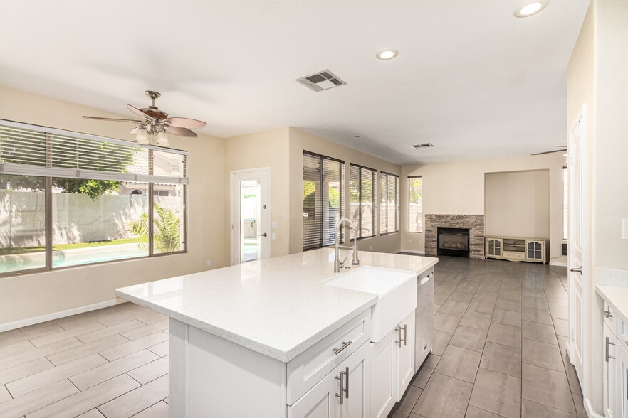 Building Photo - 6804 W Lone Cactus Dr