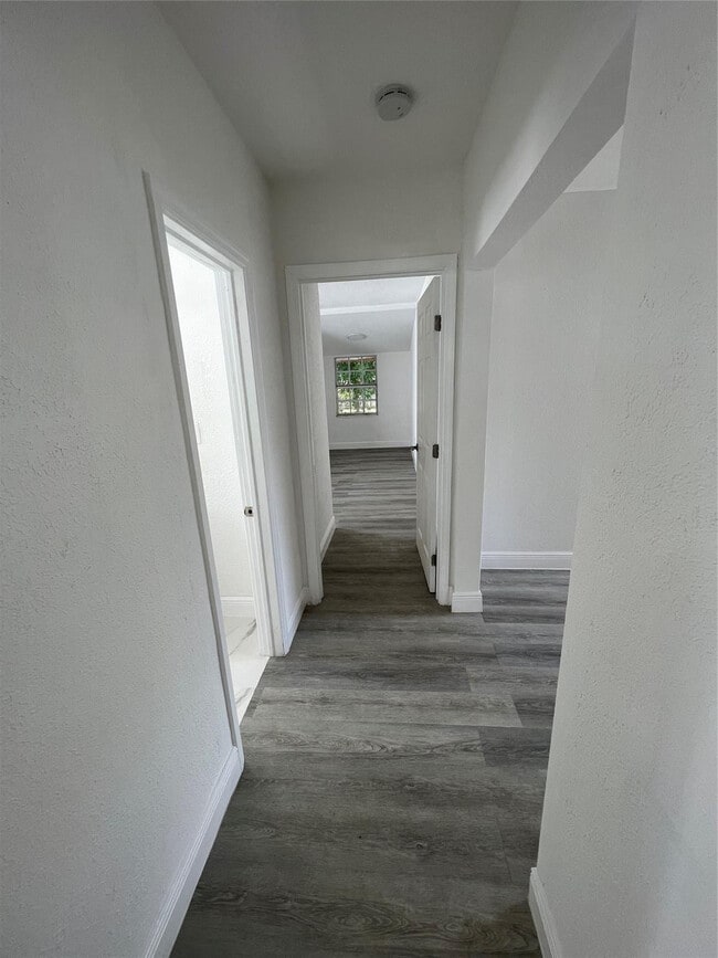 Building Photo - 5615 SW 40th St