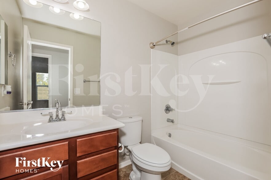 Building Photo - 940 S Henry Ln