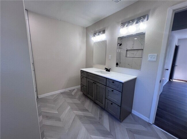 Building Photo - 1133 Lawrence Dr