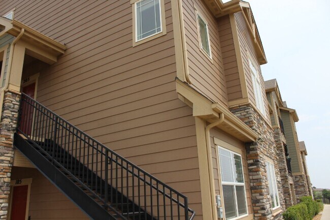 Building Photo - Chatfield Bluffs Condo w/ 3 BR/3 BA!!