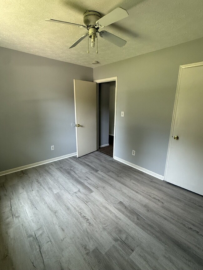 Building Photo - 2 Bedroom 1 Bathroom Apartment in Madison Heights with off street parking.