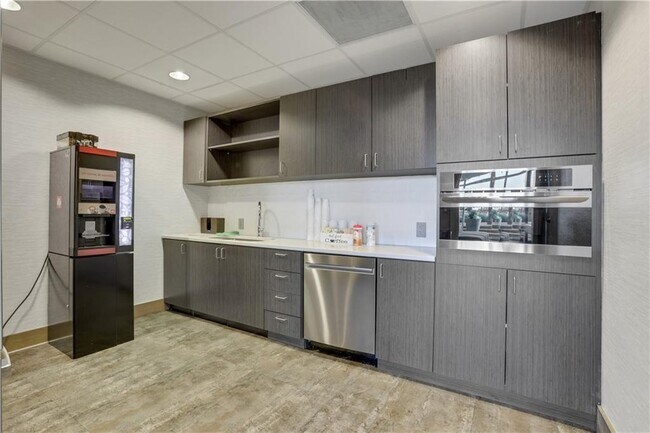 Building Photo - 943 Peachtree St NE