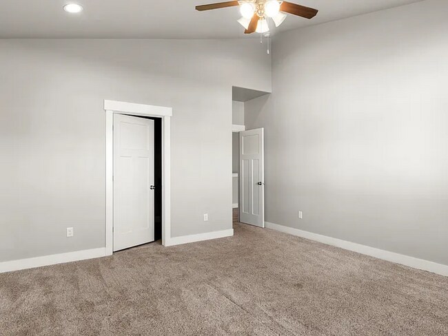 Building Photo - Spacious 5 Bed, 3 Bath Home with Mountain Views