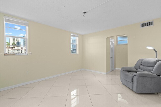 Building Photo - 2999 Point E Dr