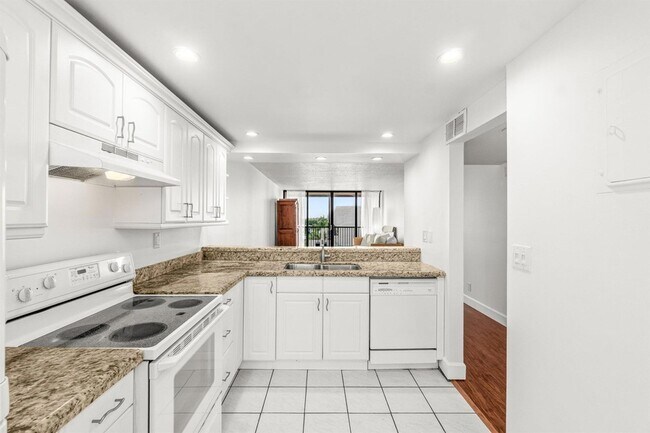 Building Photo - 15 Royal Palm Way