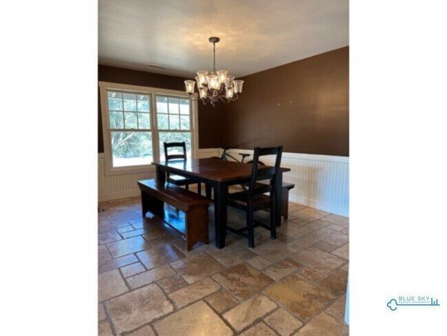 Building Photo - Beautiful Home, Desirable Neighborhood, Ro...