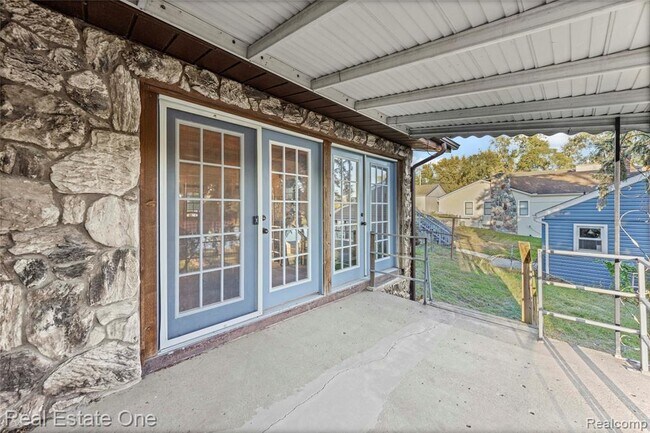 Building Photo - 2739 Lakeridge Ave