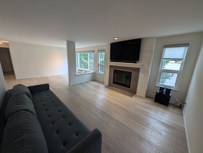 Building Photo - Capitol Hill Condo Available in June - Two Bedroom, High Floor Unit w/ A/C