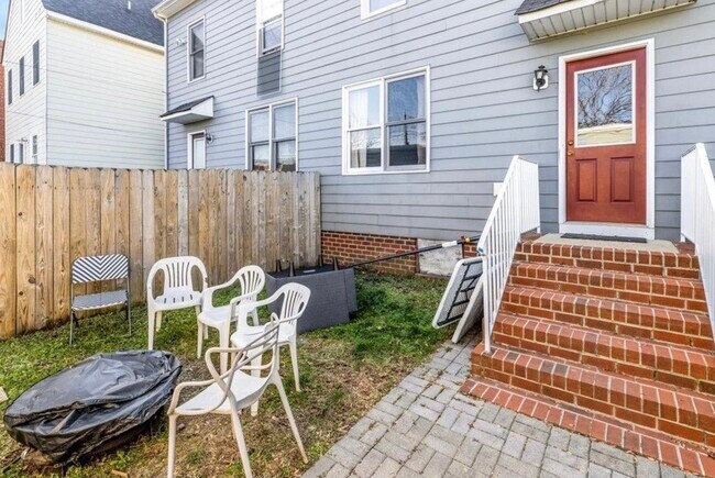 Building Photo - 1006.5 W Clay St