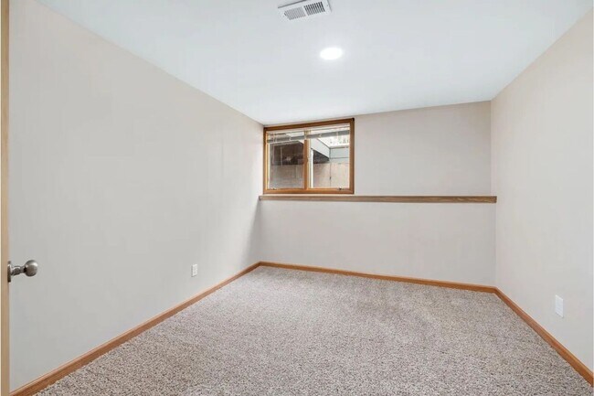 Building Photo - HUGE 4 Bedroom, 3.5 Bathroom!