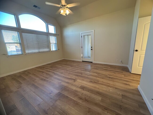 Building Photo - 841 Lawrence Dr