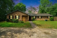 Building Photo - **AVAILABLE JULY 1ST** UPDATED 2 Bed/1.5 Bath Eastside Duplex