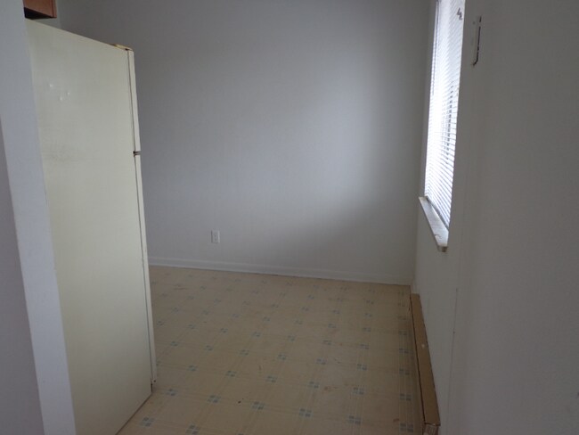 Building Photo - 712 Cedar Dr