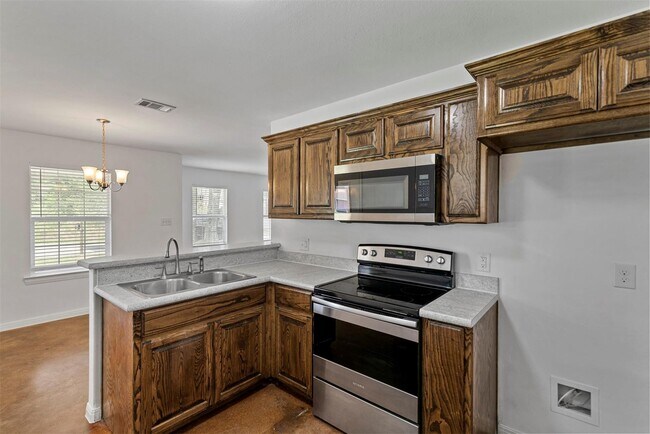 Building Photo - 804 E 5th St