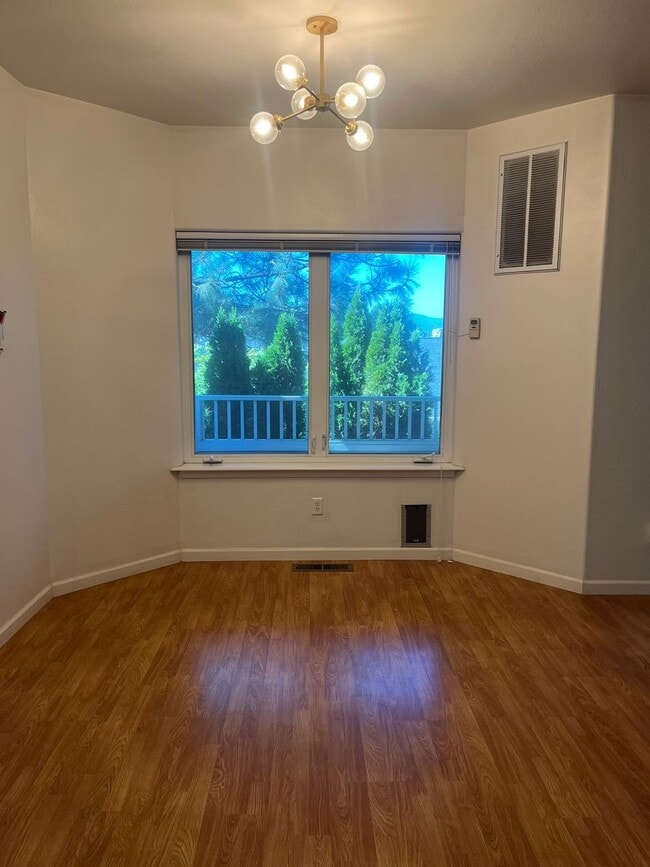 Building Photo - 2 Bedroom 2.5 Bath House