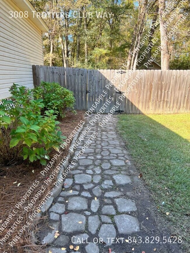 Building Photo - 3008 Trotters Club Way