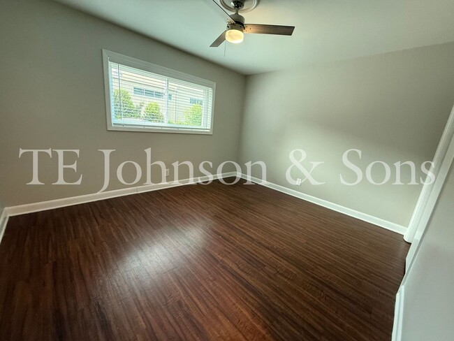 Building Photo - 2 Bedroom Salem View Apartment!
