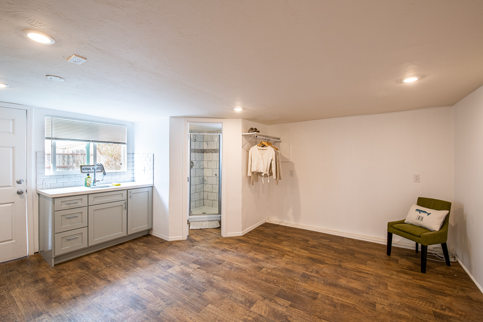 Building Photo - 4770 Bancroft St Studio B