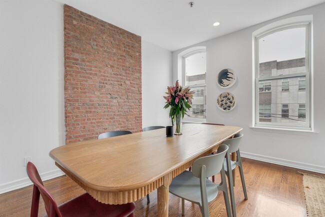 Building Photo - 128 Bright St