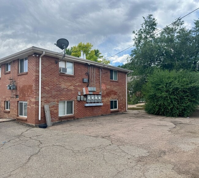Building Photo - 2 Bedroom 1 Bath In Lakewood! Available Now!!