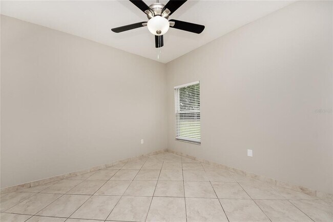 Building Photo - 710 Paris Dr